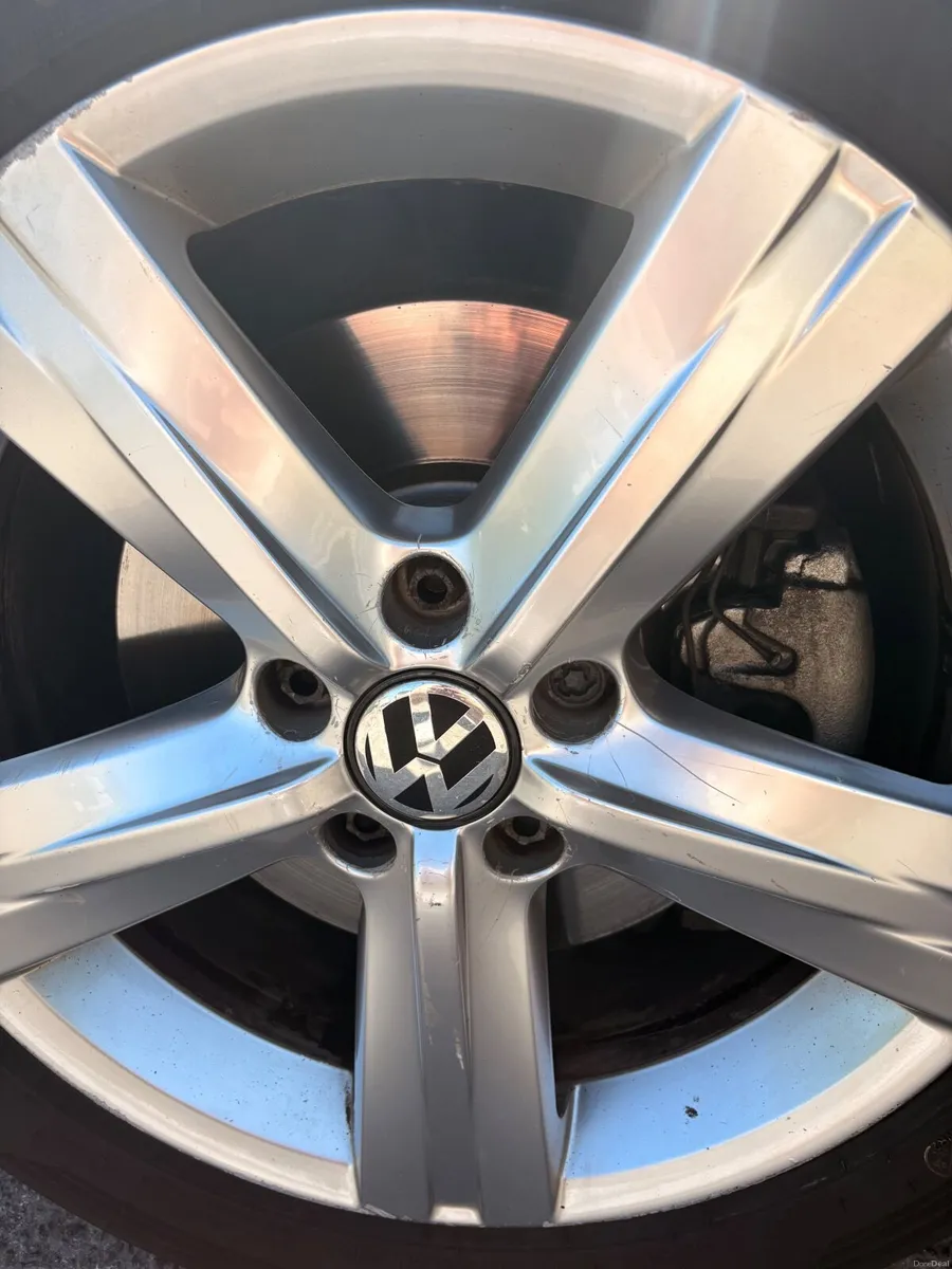 Volkswagen Passat 2012 - Image 2