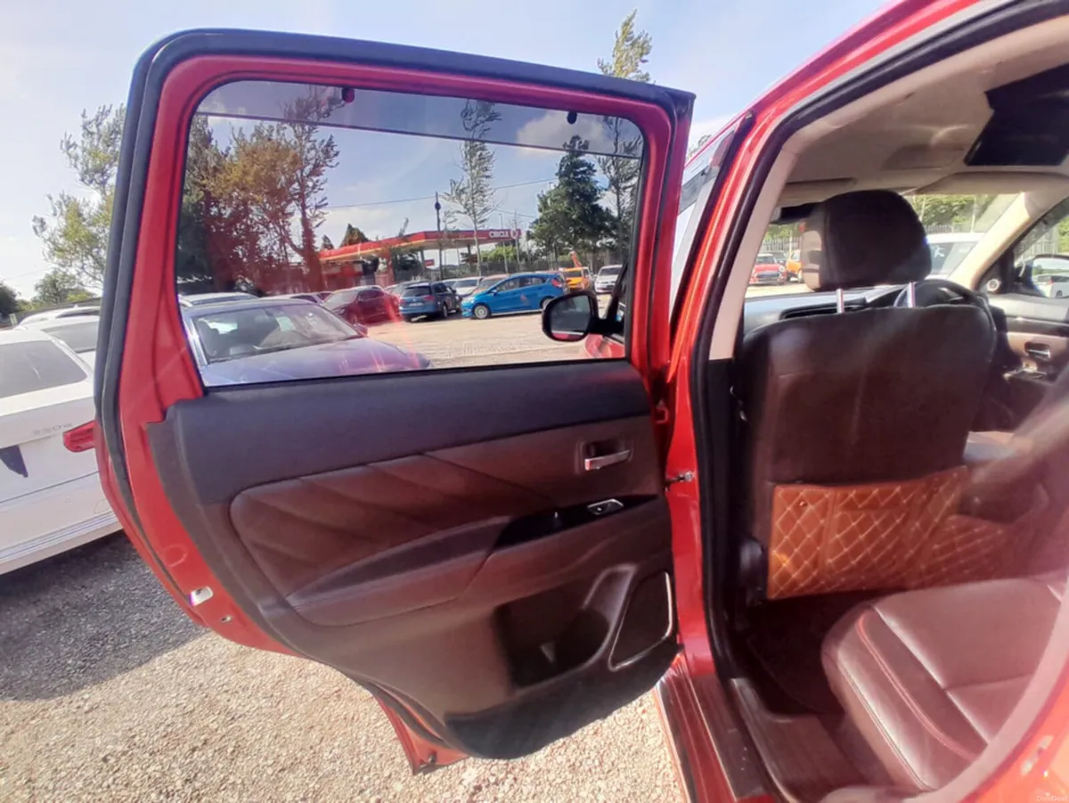 Mitsubishi Outlander 2.0L Petrol 4WD PHEV G SAFETY - Image 6