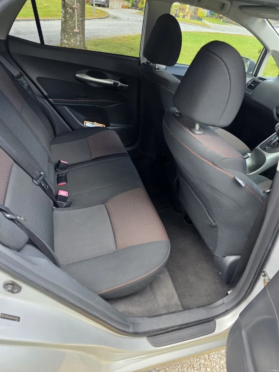 Toyota Auris 2011 - Image 2