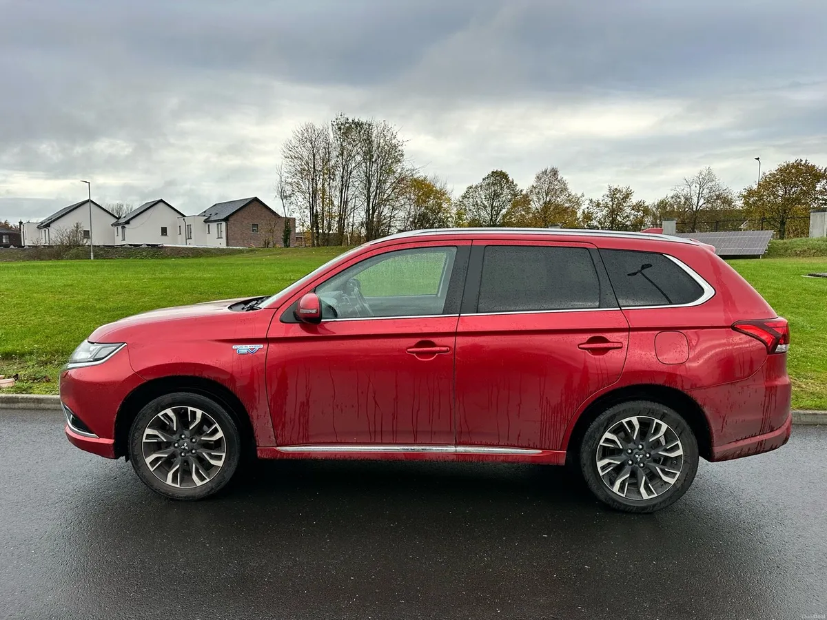 Mitsubishi Outlander Automatic,  4x4, 2.0L PHEV - Image 2
