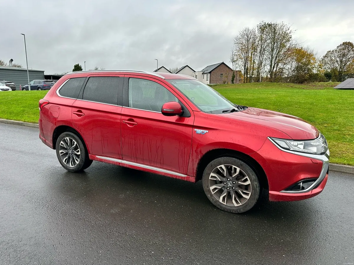 Mitsubishi Outlander Automatic,  4x4, 2.0L PHEV - Image 3