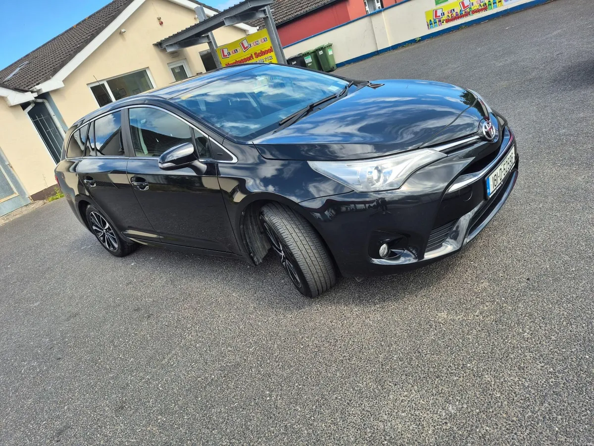 Immaculate Toyota Avensis 2018 estate - Image 4