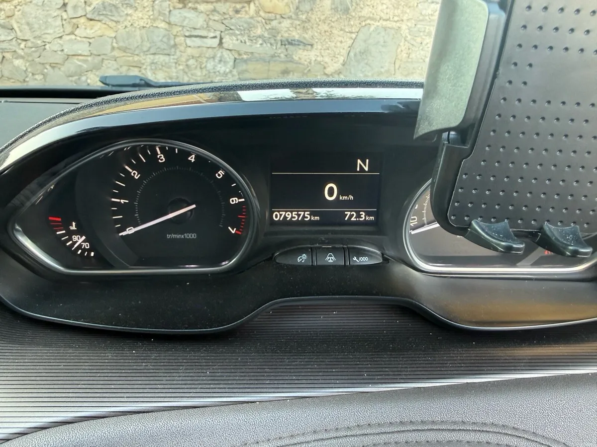 Peugeot 2008 1.2 L petrol automatic - Image 6