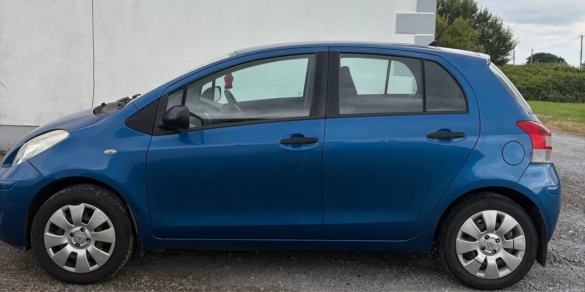 2011 Toyota Yaris - Image 2