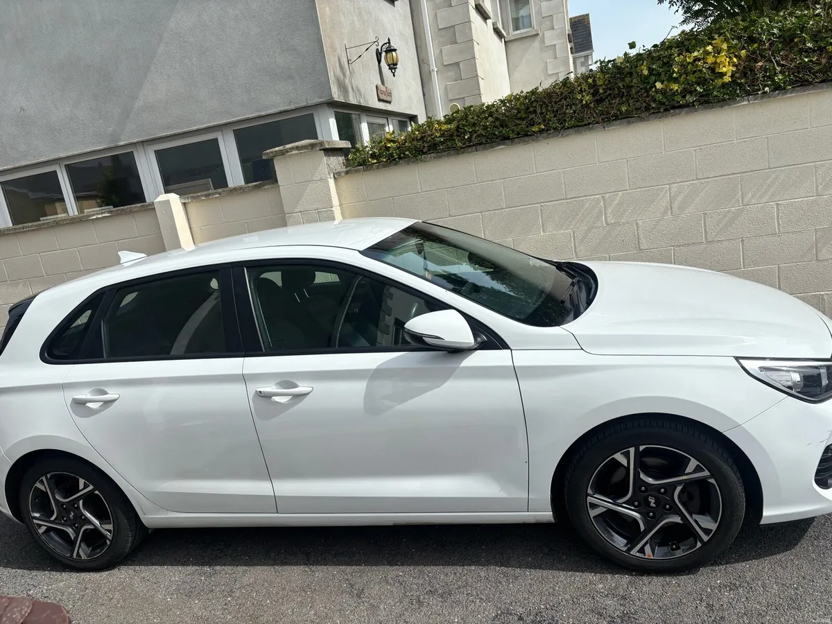 Hyundai i30 deluxe 1.0L turbo - Image 2