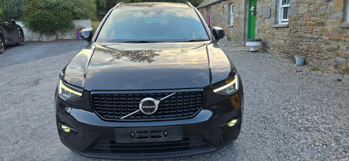 Volvo XC40 2023 T4 + DARK EDITION - Image 3
