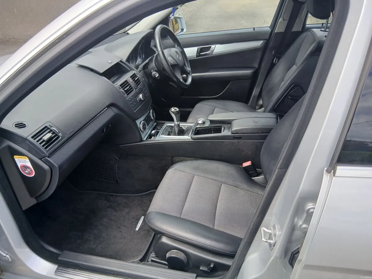Mercedes-Benz C-Class 2010 only 124 kilometres - Image 5