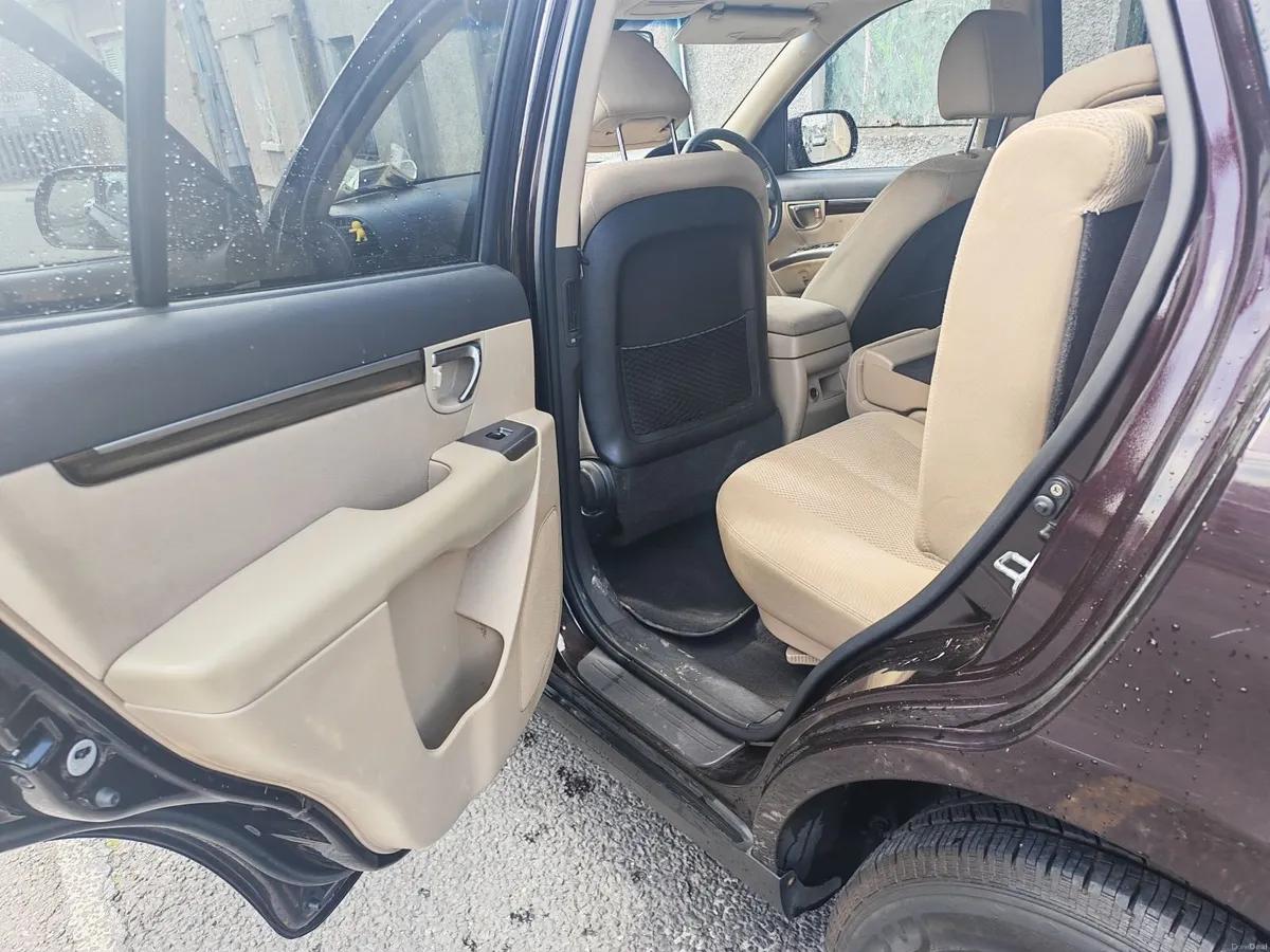Hyundai Santa Fe 2011 - Image 2