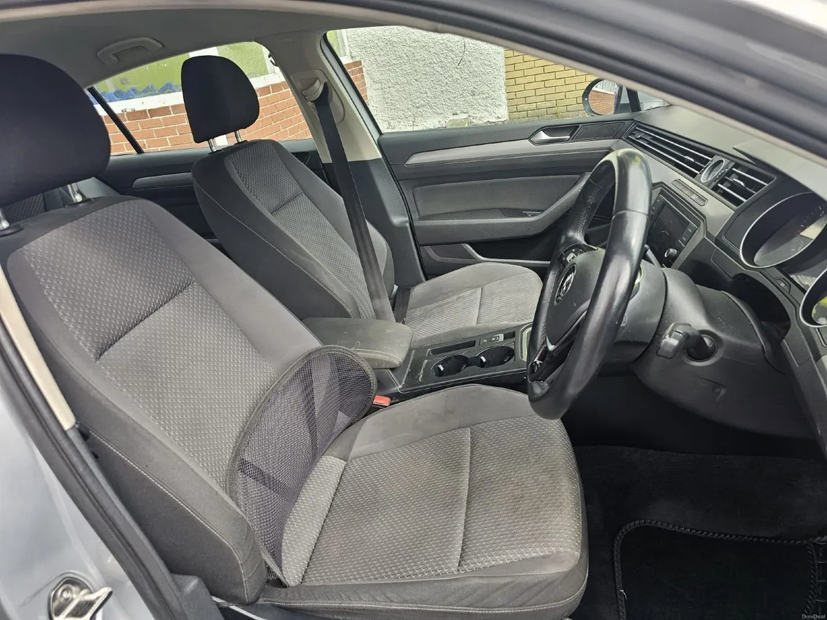 Volkswagen Passat 2018 - Image 2
