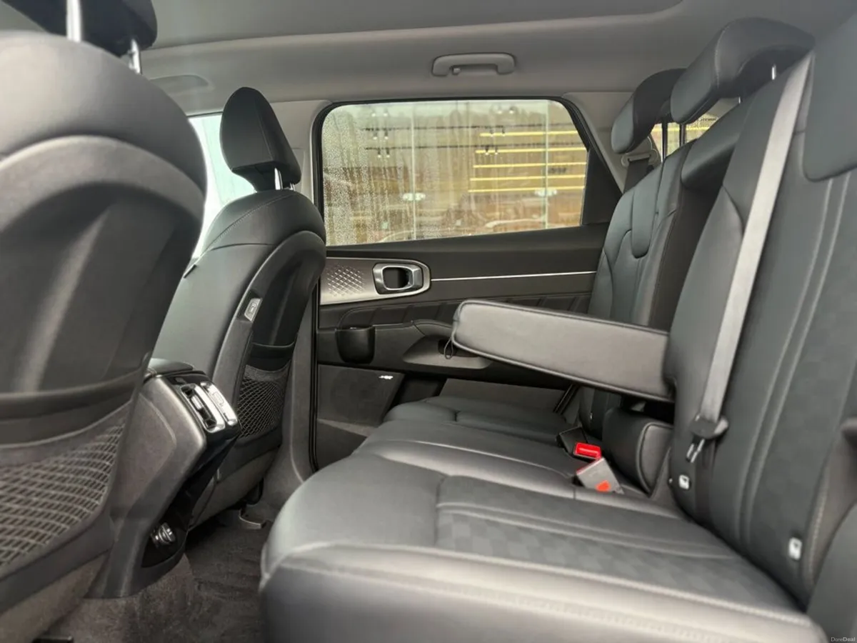 Kia Sorento 1.6 Plug in hybrid ( 7 Seats ) - Image 4