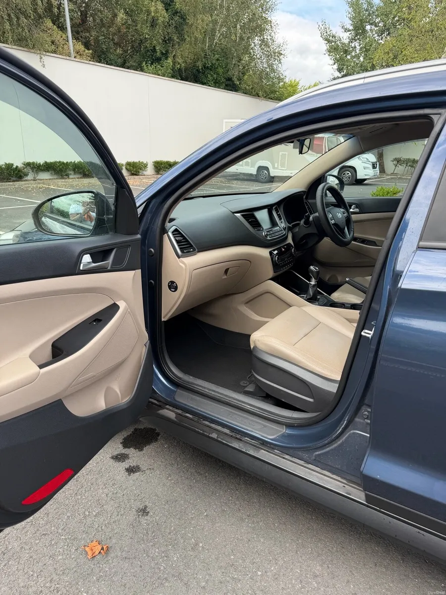 2017 Hyundai Tuscon Executive - Image 3