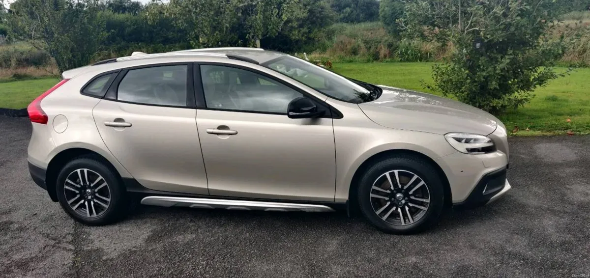 2016 Volvo V40 - Image 1