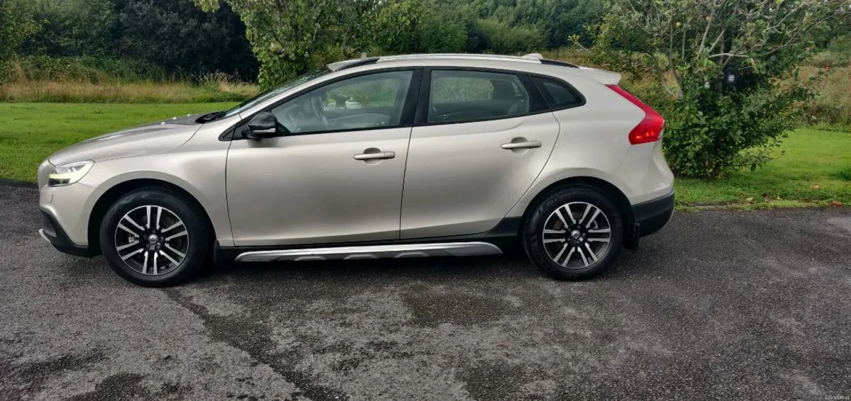 2016 Volvo V40 - Image 2