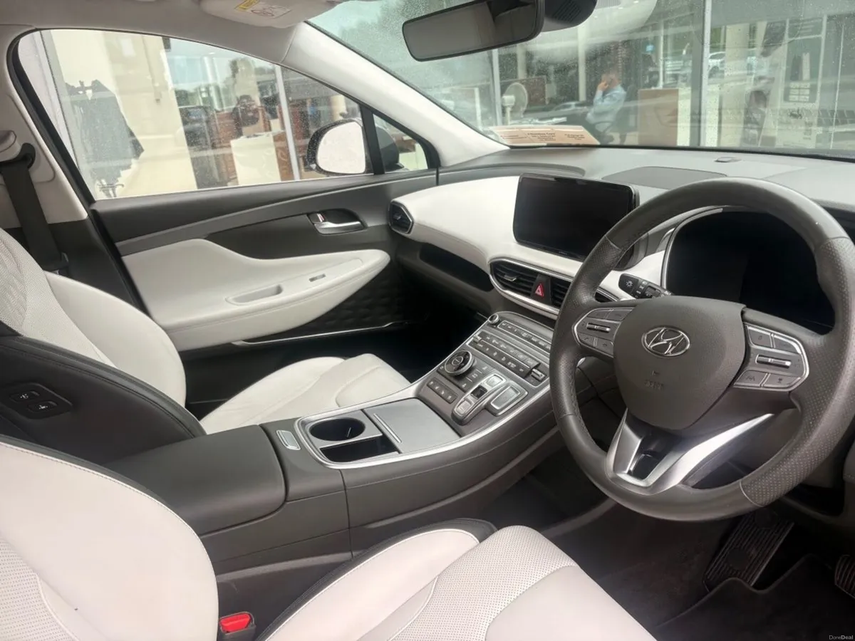 Hyundai Santa Fe 1.6 PHEV 4WD Executive Plus Auto - Image 4