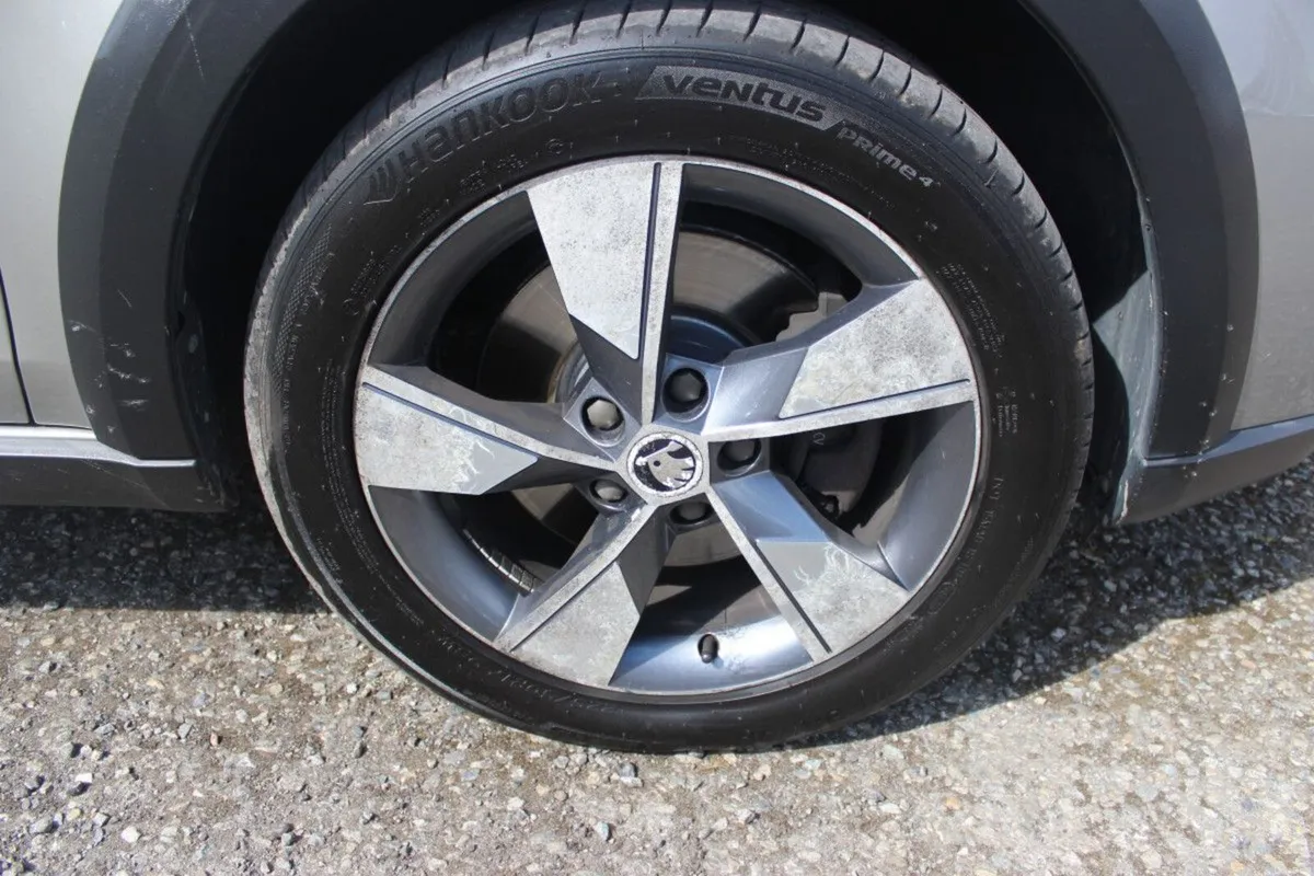 Skoda Octavia COMBI SCOUT 2.0TDI184HP 4X4 DSG - TE - Image 3