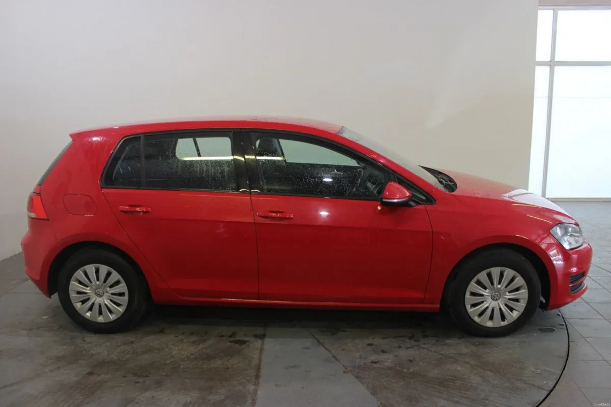Volkswagen Golf 1.6 TDI DSG 5DR 110HP Trendline Au - Image 2