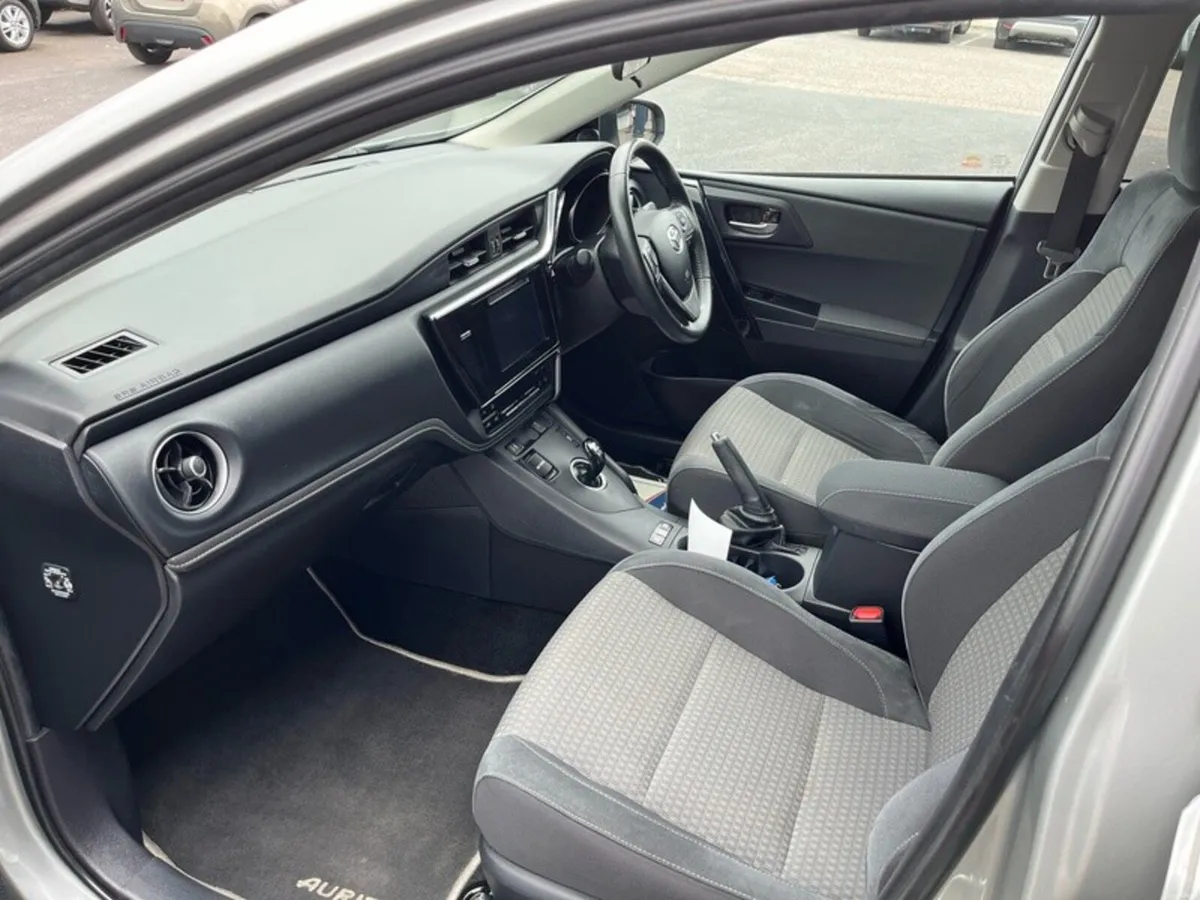 Toyota Auris HYBRID LUNA SPORT 4DR AUTO - Image 6