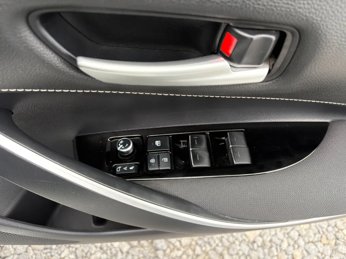 1.8 Petrol Hybrid Toyota Corolla Saloon *LOW KM* - Image 4
