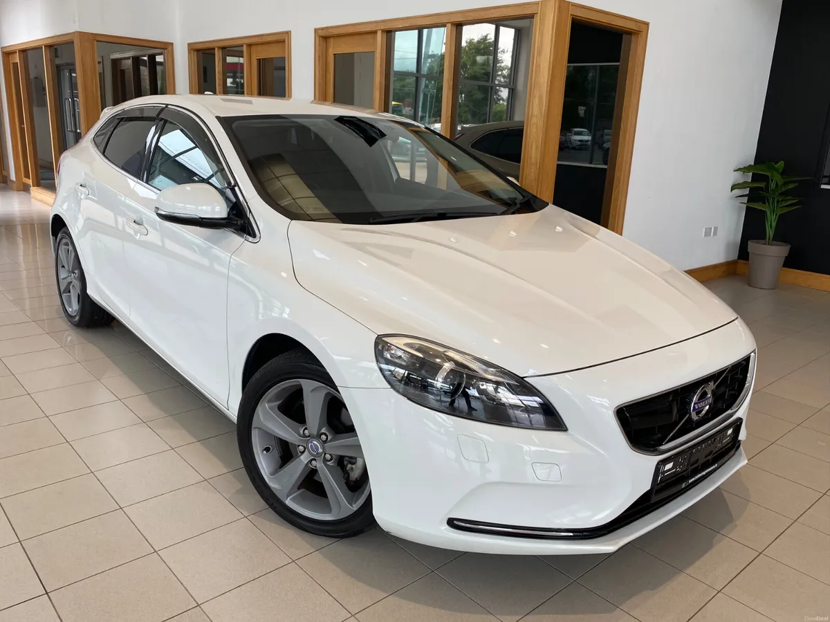 Volvo V40 2013 T4 180HP SE LUX Auto - Image 1