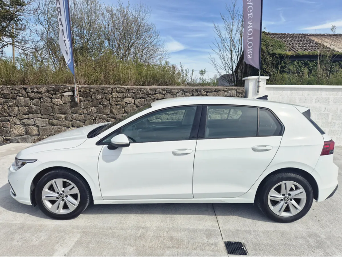 Volkswagen Golf LIFE 2.0 TDI 115HP 5DR - Image 2