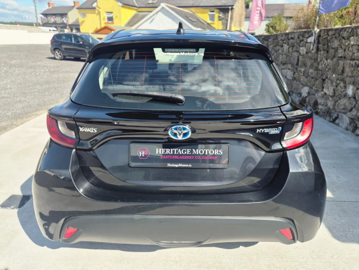 Toyota Yaris HYBRID LUNA AUTO 4DR - Image 3