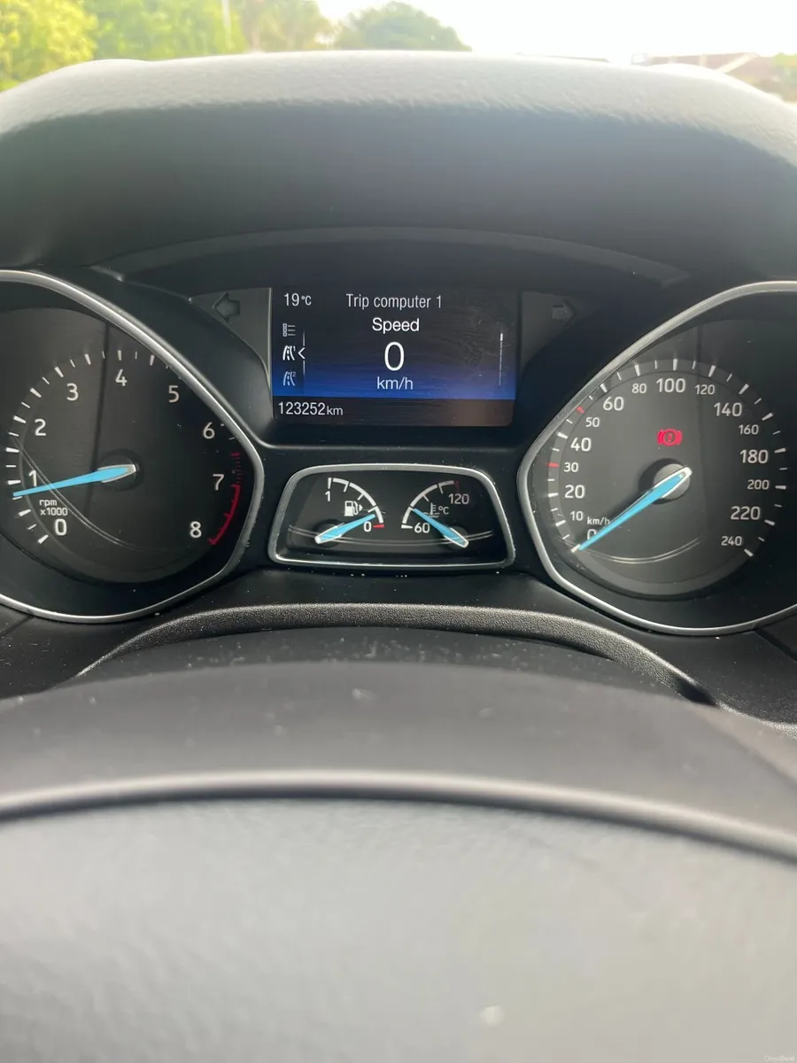 Ford Focus Zetec 1.0 EcoBoost - Image 5