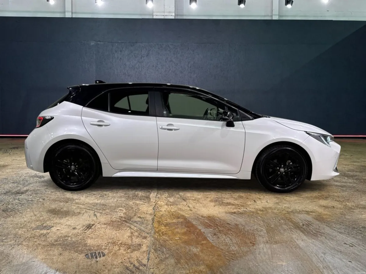 Toyota Corolla 1.8 HYBRID G STYLE PACKAGE - WHITE/ - Image 2