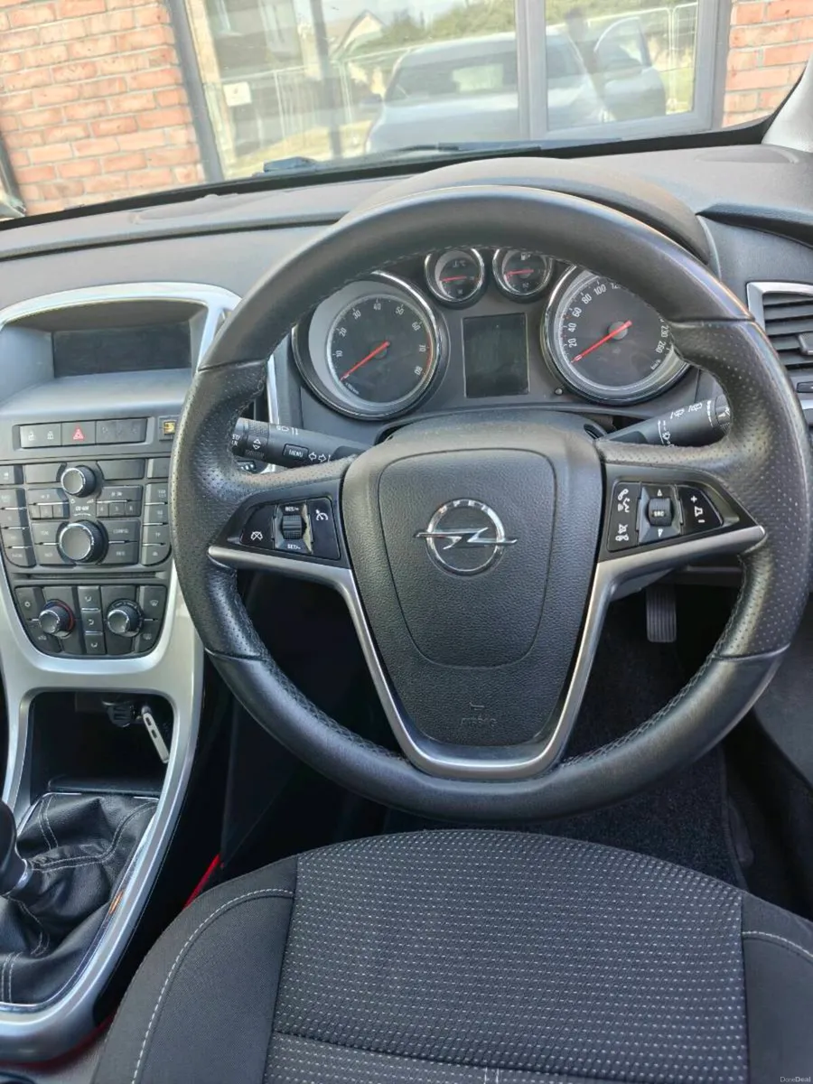 Opel Astra 2011 - Image 4