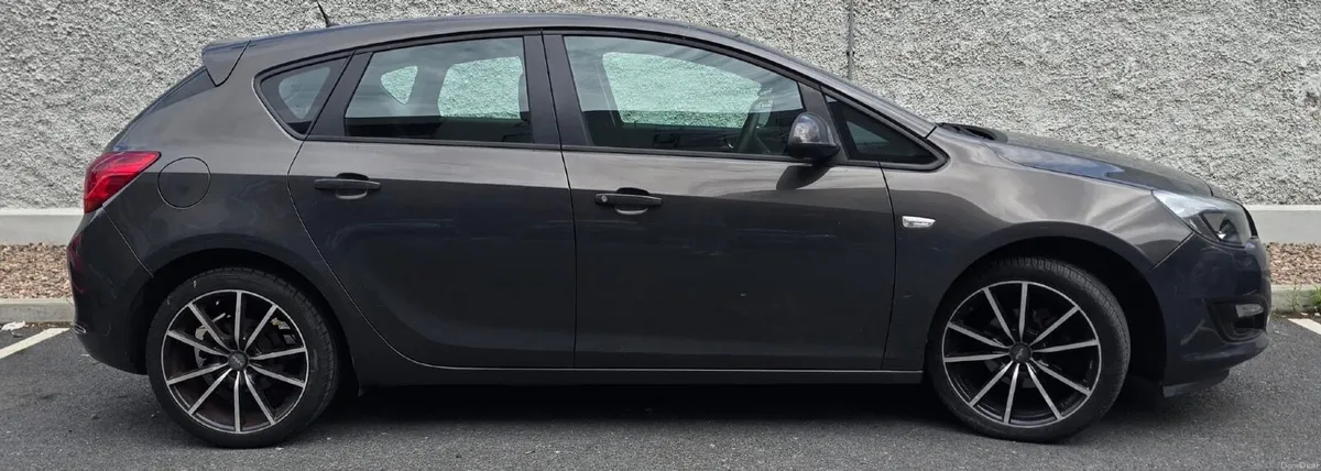 Opel Astra 2015 - Image 1