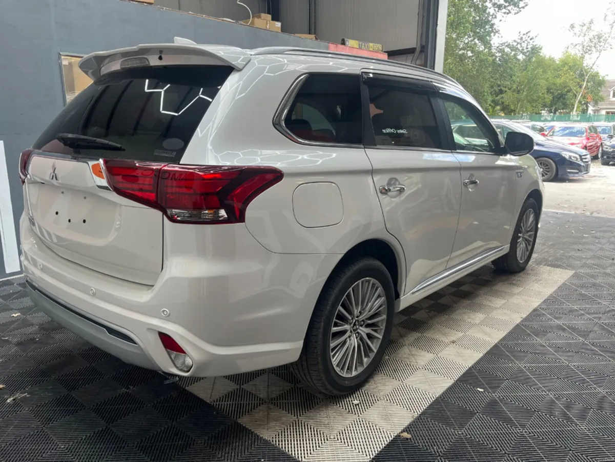 Mitsubishi Outlander 2021 OUTLANDER PHEV G PLUS PA - Image 3