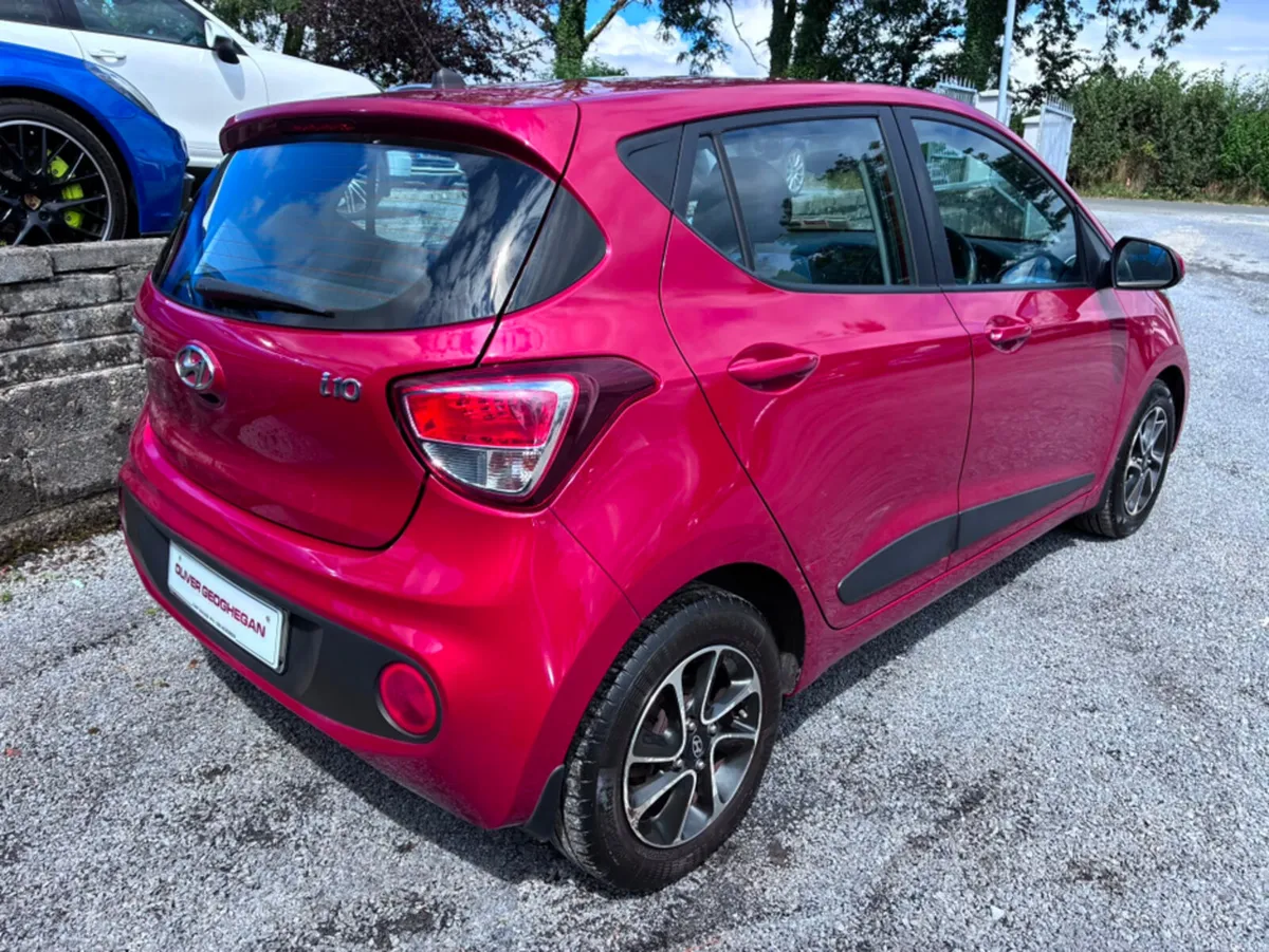 Hyundai i10 DELUXE - Image 2