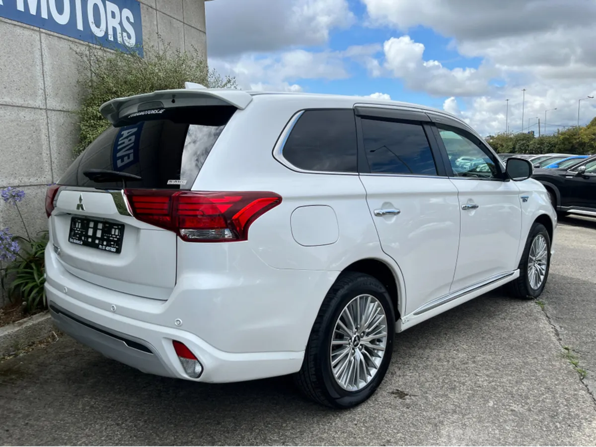 Mitsubishi Outlander G 4WD PHEV AUTOMATIC 2.4 PETR - Image 3
