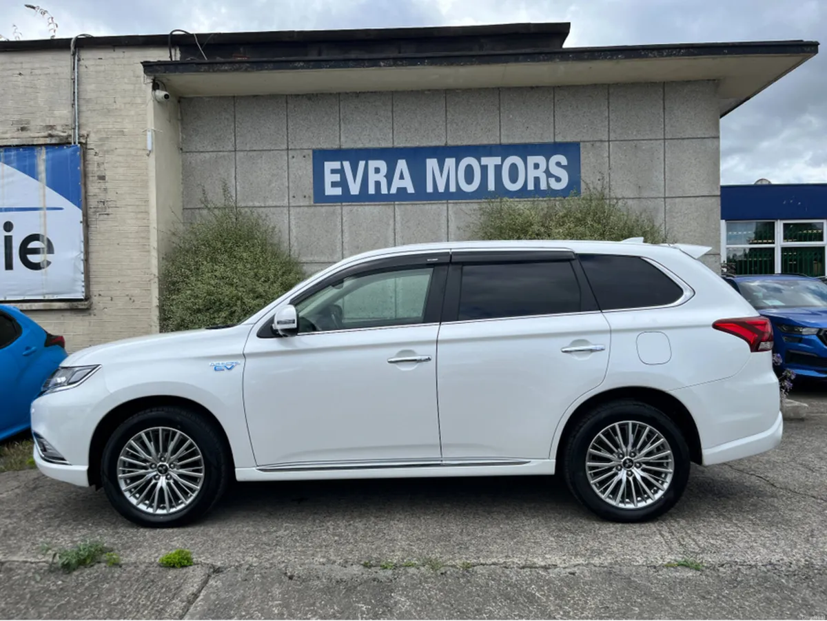 Mitsubishi Outlander G 4WD PHEV AUTOMATIC 2.4 PETR - Image 5