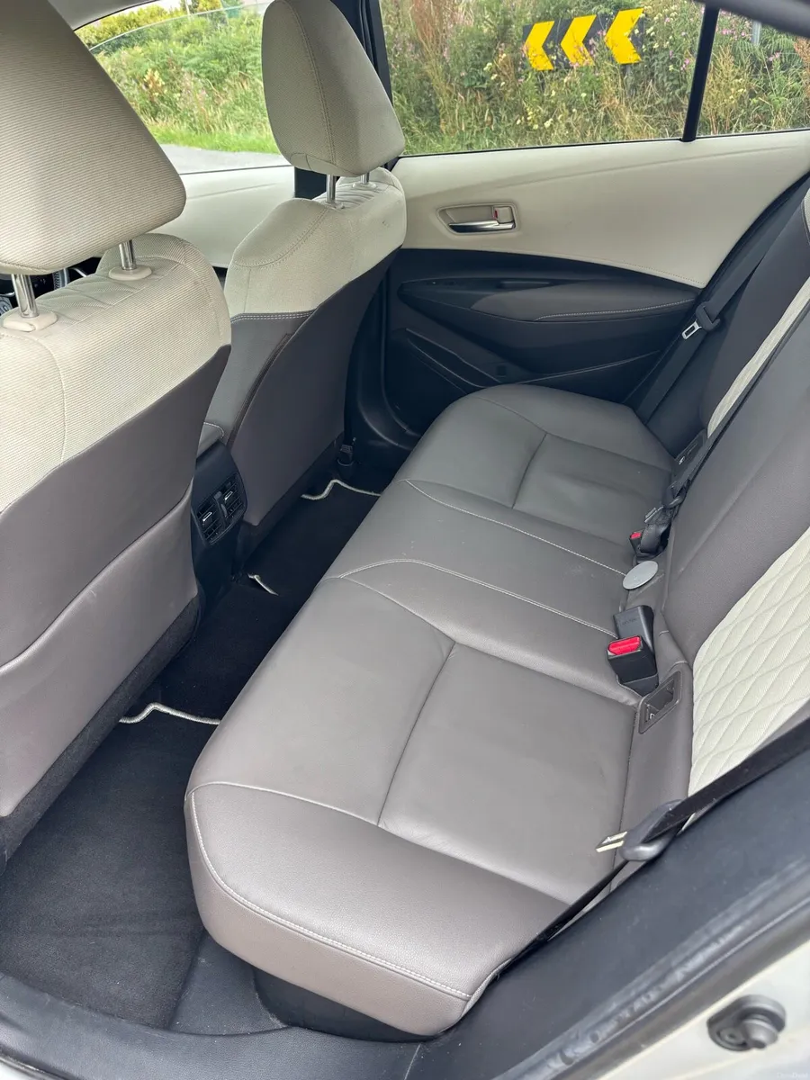 221 Toyota Corolla 1.8 petrol hybrid - Image 6
