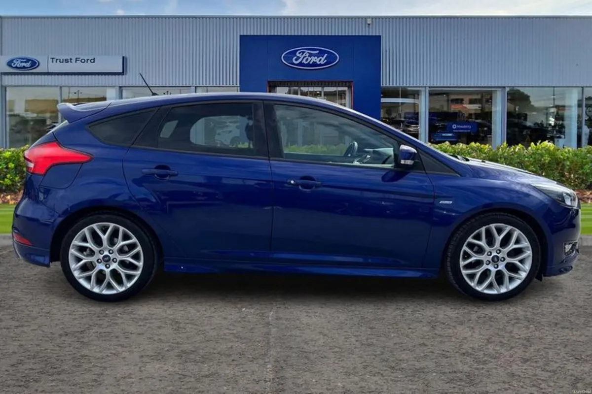 Ford Focus 1.0 EcoBoost 140 ST-Line Navigation 5dr - Image 3