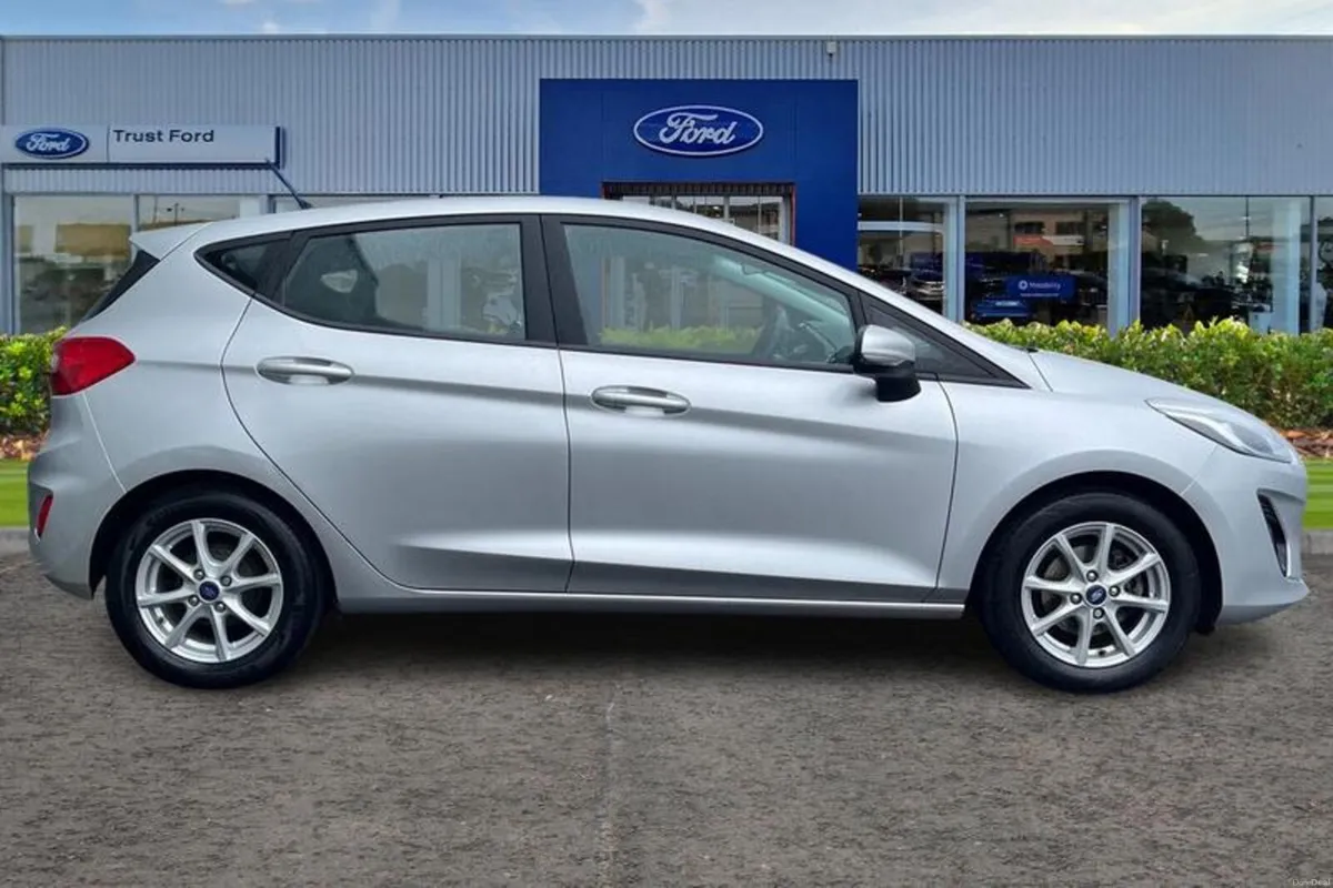 Ford Fiesta 1.1 Zetec 5dr - Image 3