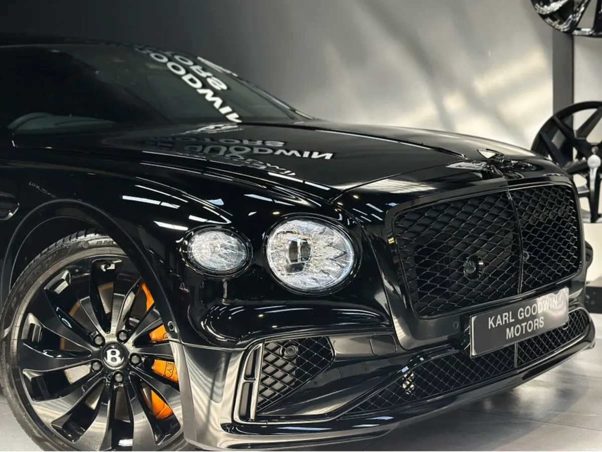 V8 BLACK EDITION AKRAPOVIC - Image 3