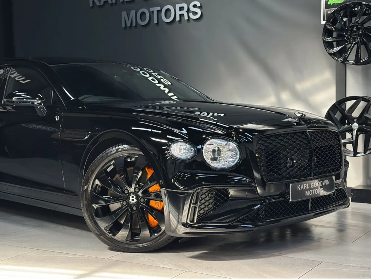 V8 BLACK EDITION AKRAPOVIC - Image 2