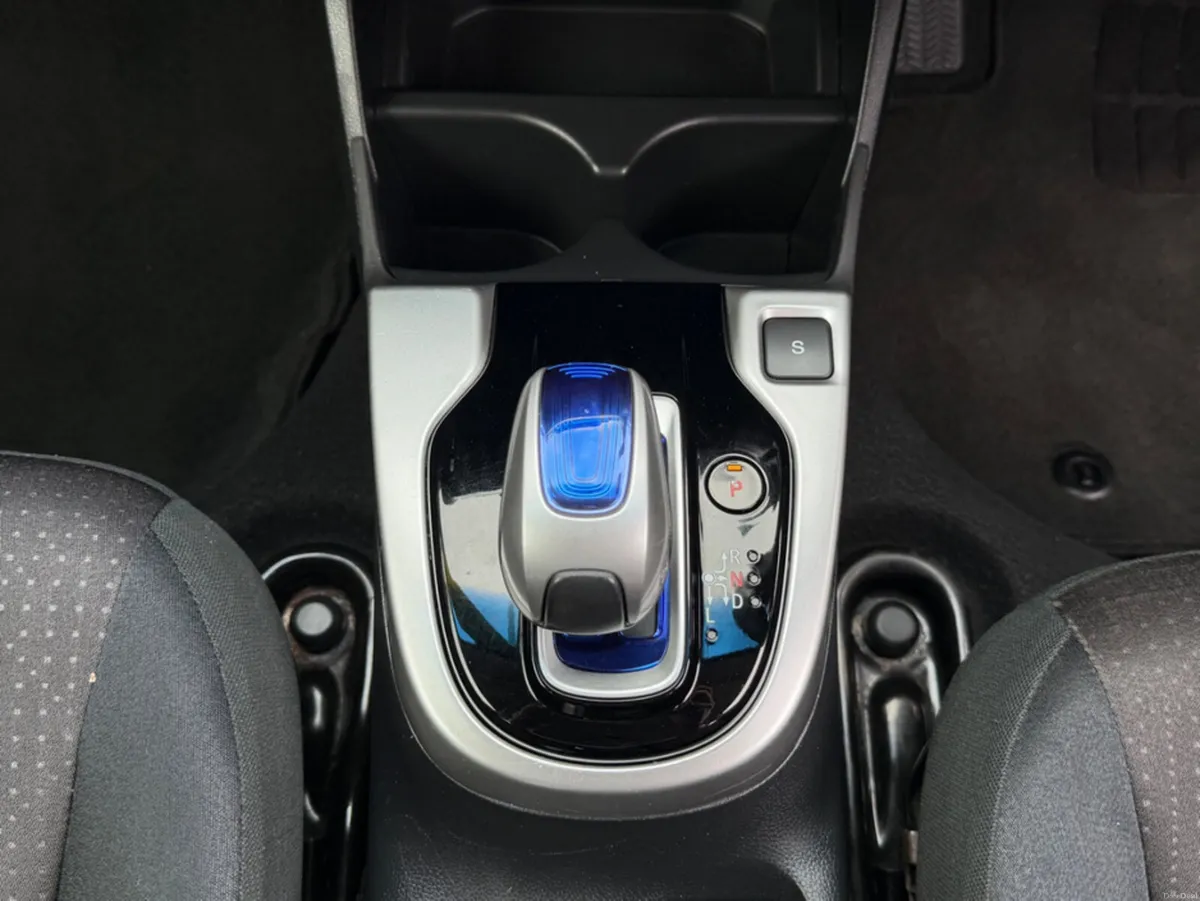 Honda Fit 1.5 PETROL HYBRID *CAR ID 43* - Image 4