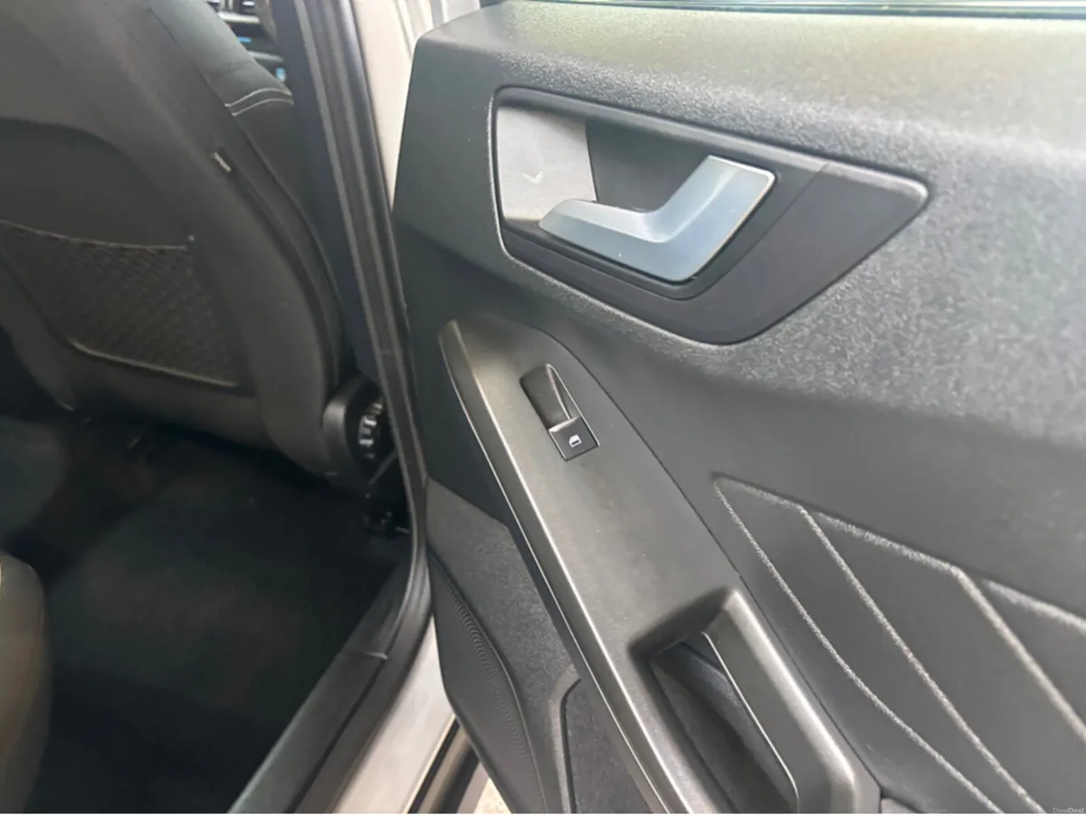 Ford Focus TITANIUM 1.0T 125 M6 4DR - Image 6