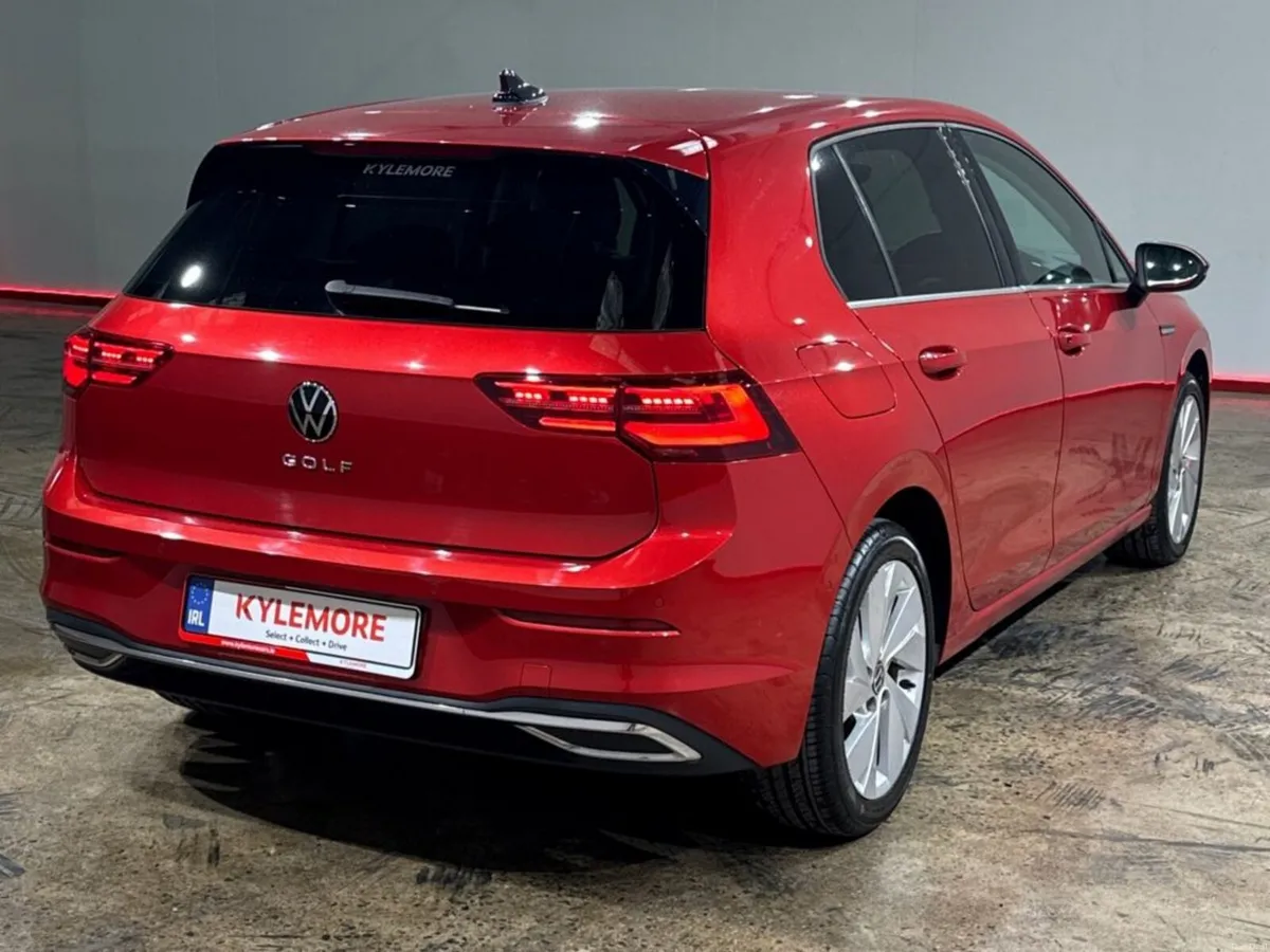 Volkswagen Golf 2.0 TDI STYLE AUTOMATIC - FACTORY - Image 3