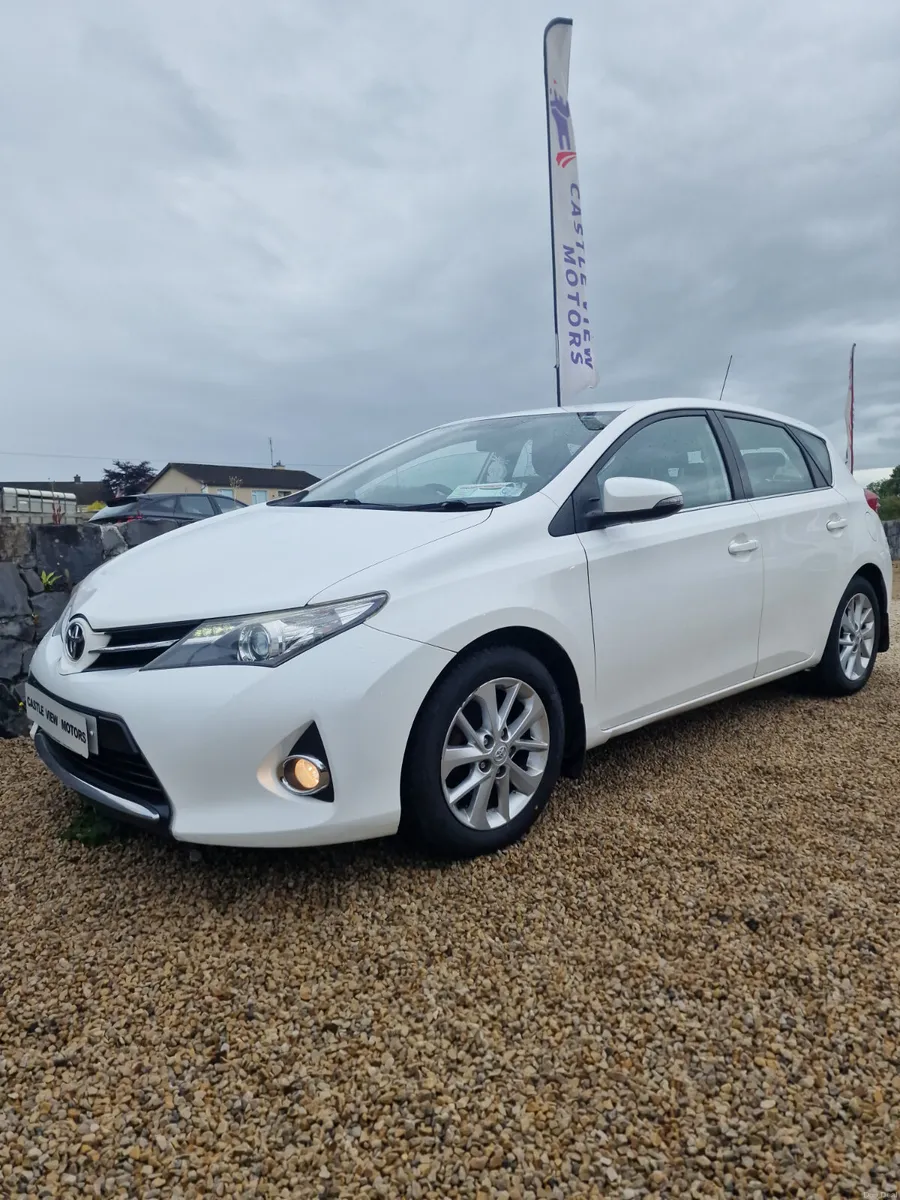 13 Toyota Auris 1.3 Petrol Mint €7995 - Image 3