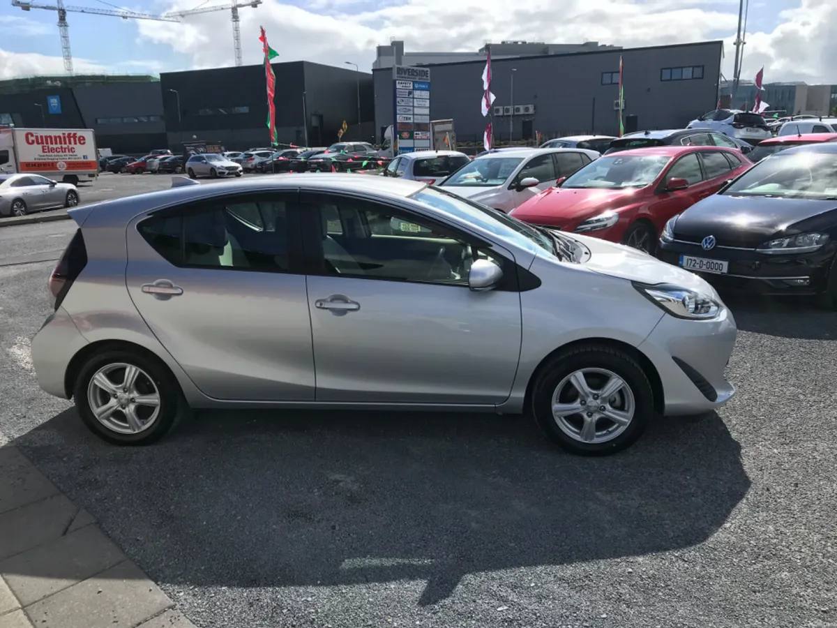 2021 Toyota Aqua Hybrid - Image 4