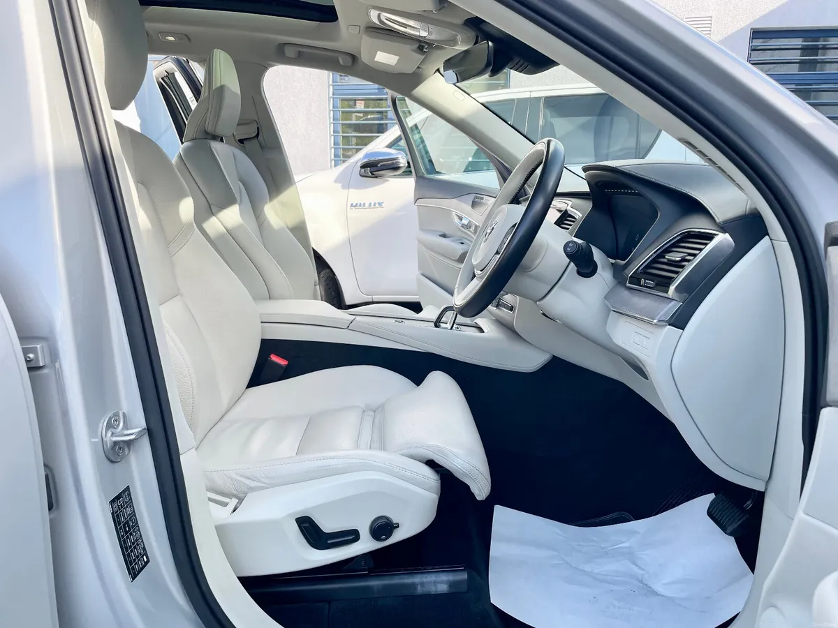 Volvo XC90 T8 Recharge PHEV Plus Dark AWD Auto2023 - Image 5