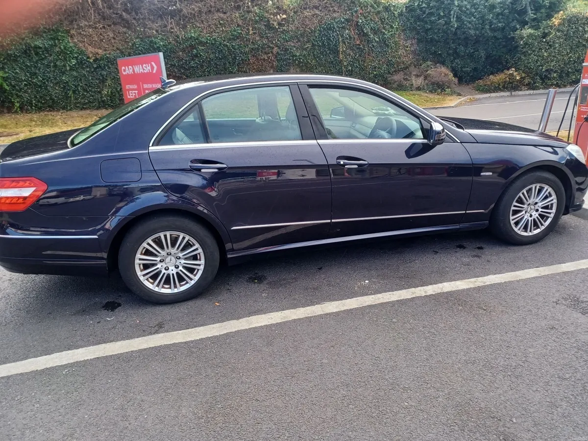 Mercedes-Benz E-Class 2010 - Image 2