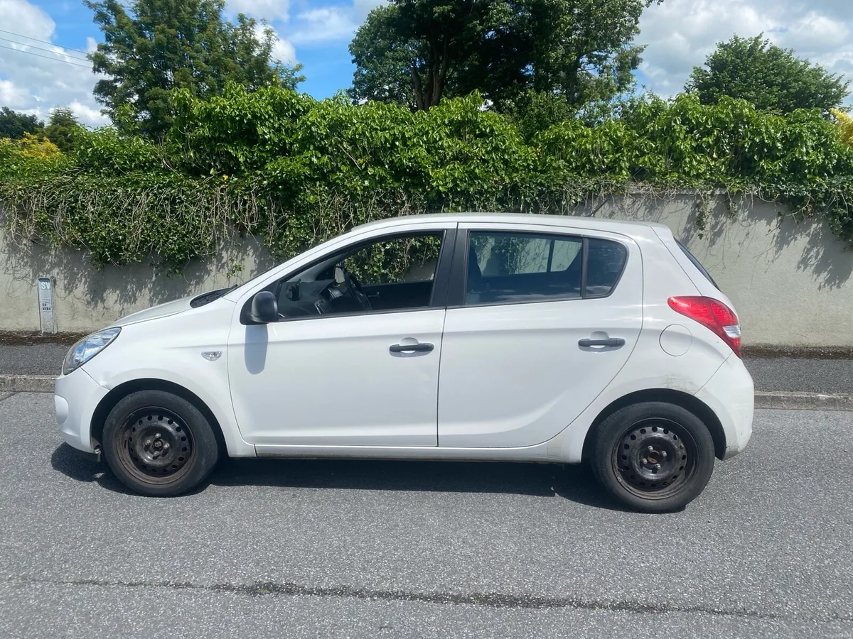 White Hyundai I20 - Image 3