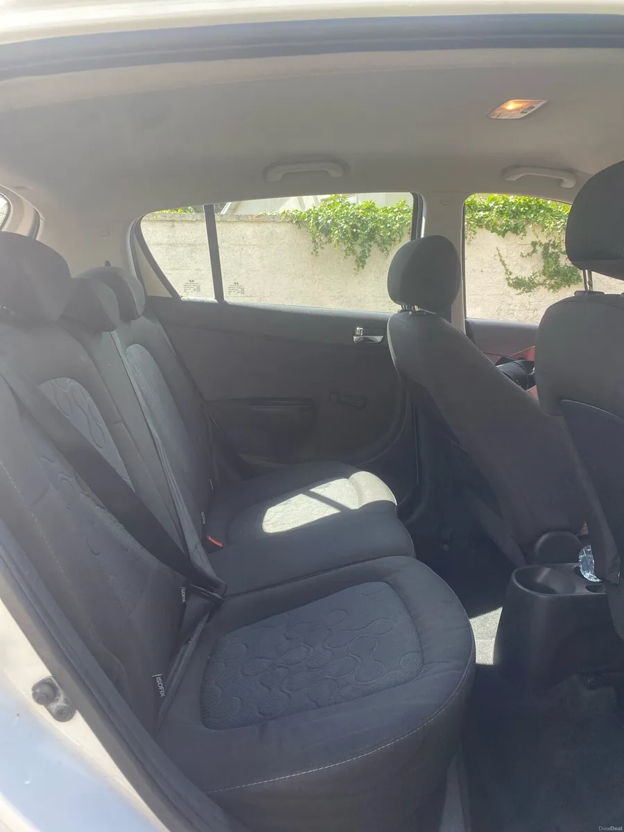 White Hyundai I20 - Image 6