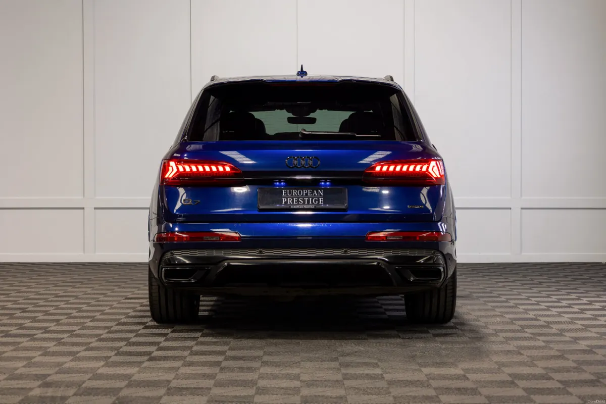 232 Audi Q7 55TFSIe S-Line Black Edition 5 Seat N1 - Image 5