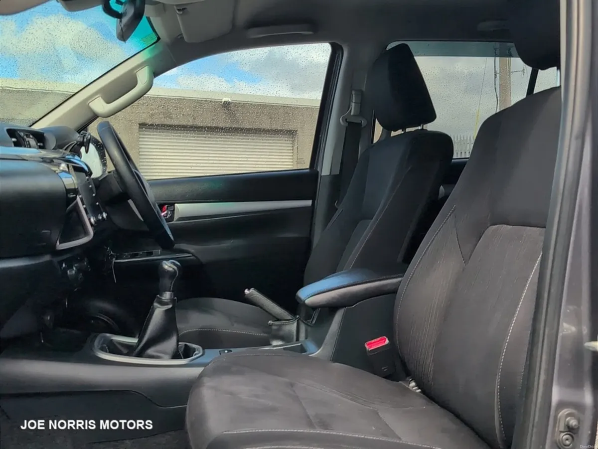 Toyota Hilux 2.8 SR5 DOUBLE CAB *Plus Vat - Image 2