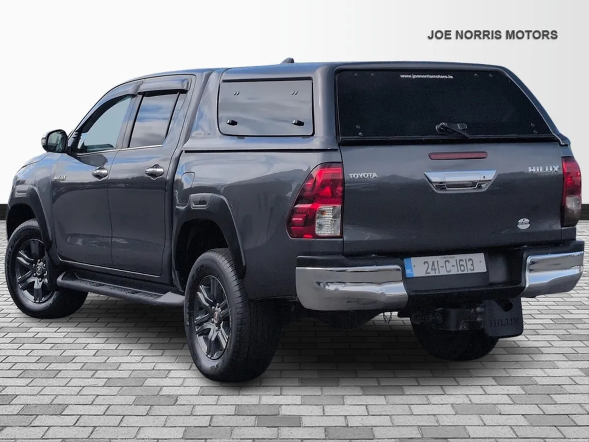 Toyota Hilux 2.8 SR5 DOUBLE CAB *Plus Vat - Image 3